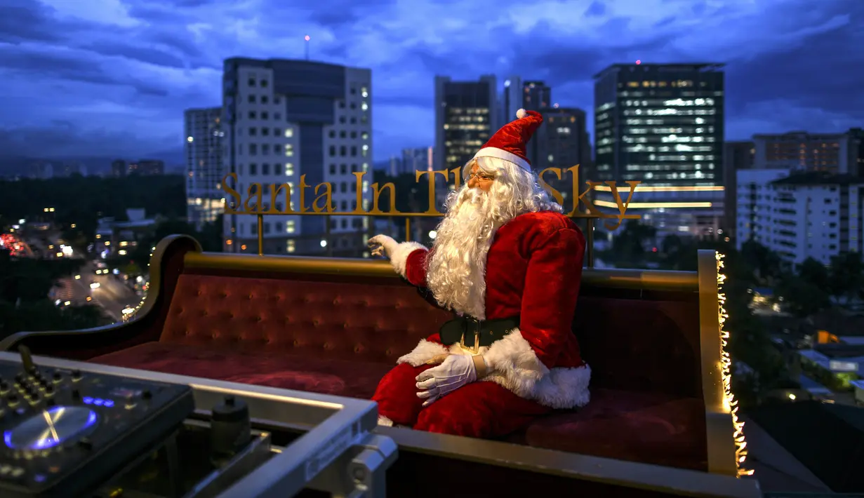 Manekin santa claus duduk di sofa restoran gantung dengan dekorasi kereta salju di Kuala Lumpur, Malaysia, Rabu (5/12). Dari restoran gantung ini pengunjung dapat melihat keindahan Kuala Lumpur. (MOHD RASFAN/AFP)
