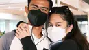 Potret manis Azizah Salsha memeluk sang suami mengenakan sweater hitam, masker putih, dan sunglasses yang ditaruh di atas kepalanya. Sedangkan Arhan sendiri mengenakan jaket tim nasionalnya dan masker hitam. [Foto: Instagram/arhan.daily]