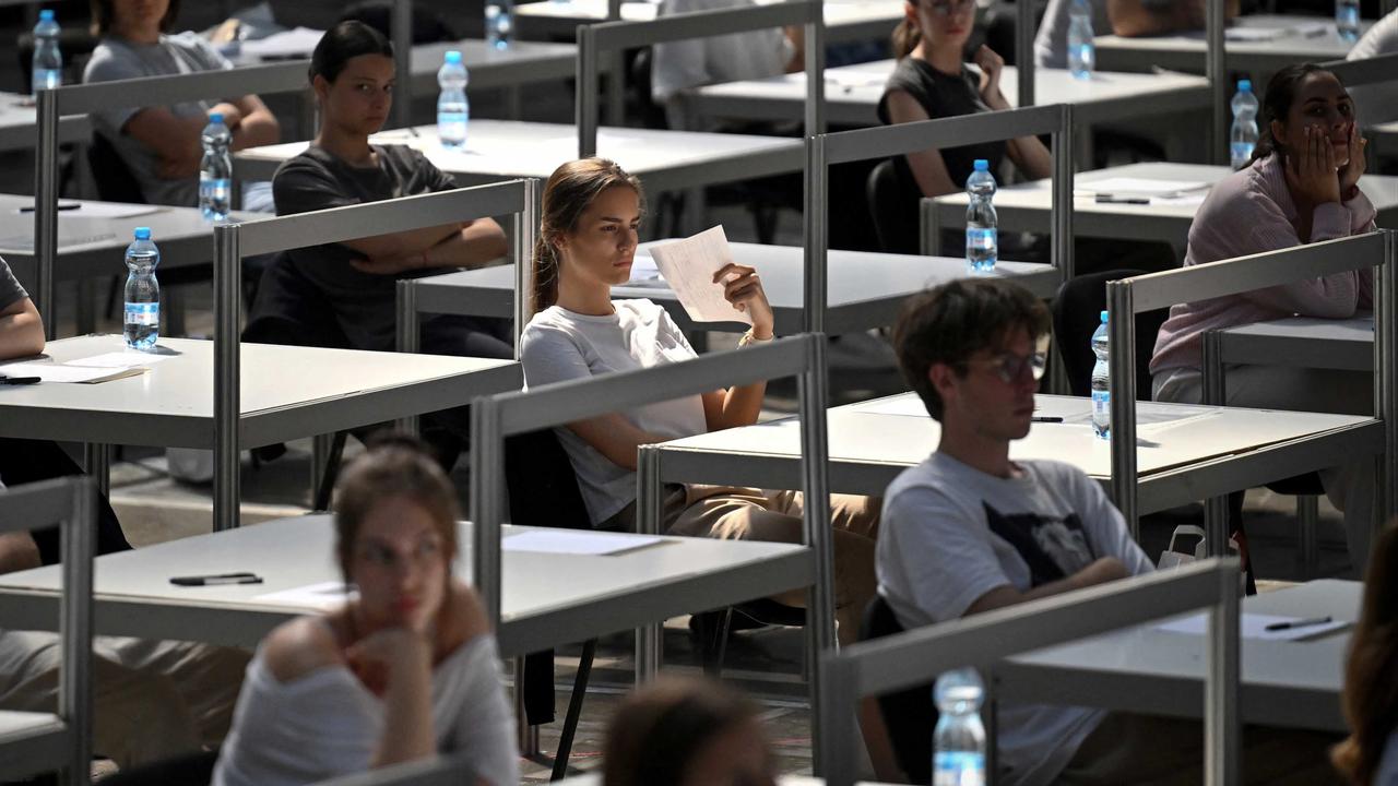 FOTO: Gelombang Panas Ekstrem Iringi Ujian Masuk Universitas di Serbia