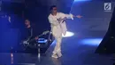 Penampilan penyanyi Afgansyah Reza atau Afgan saat menggelar konser bertajuk Dekade di Istora Senayan, Jakarta, Jumat (8/8/2019). Konser ini juga menjadi perpisahan Afgan dengan para fans di Indonesia sebelum vakum selama kurang lebih satu tahun. (Liputan6.com/Angga Yuniar)