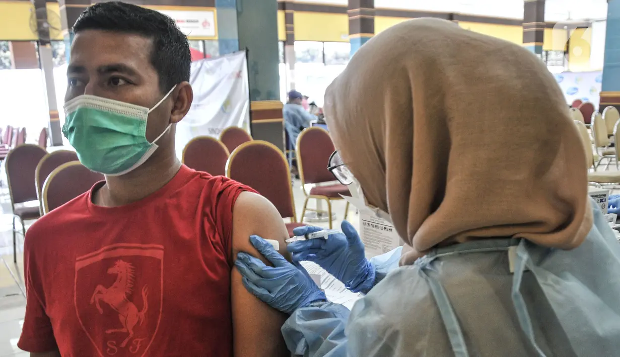 Warga menerima vaksinasi Covid-19 dosis kedua di Gelanggang Remaja Pulogadung, Rawamangun, Jakarta, Kamis (18/11/2021). Capaian vaksinasi dosis kedua di Indonesia telah 41,45 persen dari target pemerintah 208.265.720 jiwa. (merdeka.com/Iqbal S. Nugroho)