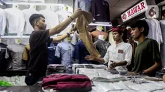 Calon Pembeli memilih baju di Pasar Tanah Abang, Jakarta Pusat, Kamis (23/3/2023). (Liputan6.com/Johan Tallo)