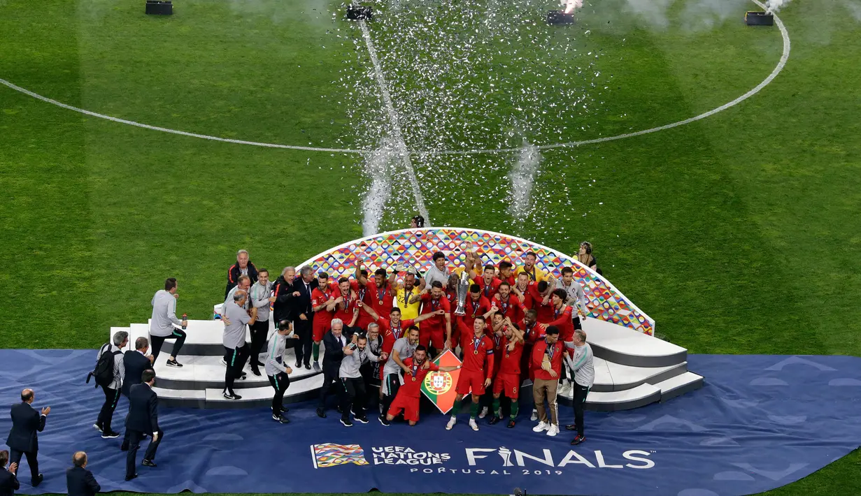 Para pemain Portugal berselebrasi setelah berhasil memenangkan Piala UEFA Nations League usai mengalahkan Belanda dalam pertandingan final di Estadio do Dragao, Porto (10/6/2019). Portugal berhasil mengalahkan Belanda 1-0, berkat gol Goncalo Guedes. (AP Photo/Luis Vieira)