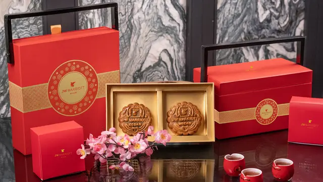 JW Marriott Medan dengan hampers merah mooncake