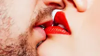 Ilustrasi hasrat mencium yang timbul saat pria melihat pasangannya menggigit bibir. Fact Retriever