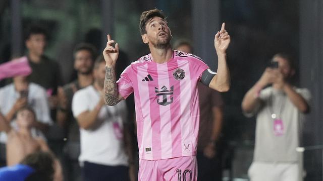 Lionel Messi merayakan golnya di laga Inter Miami vs LA Galaxy di laga lanjutan MLS 2025 di Chase Stadium, Florida, Amerika Serikat, Minggu (17/08/2025) pagi WIB. (AP Photo/Lynne Sladky).