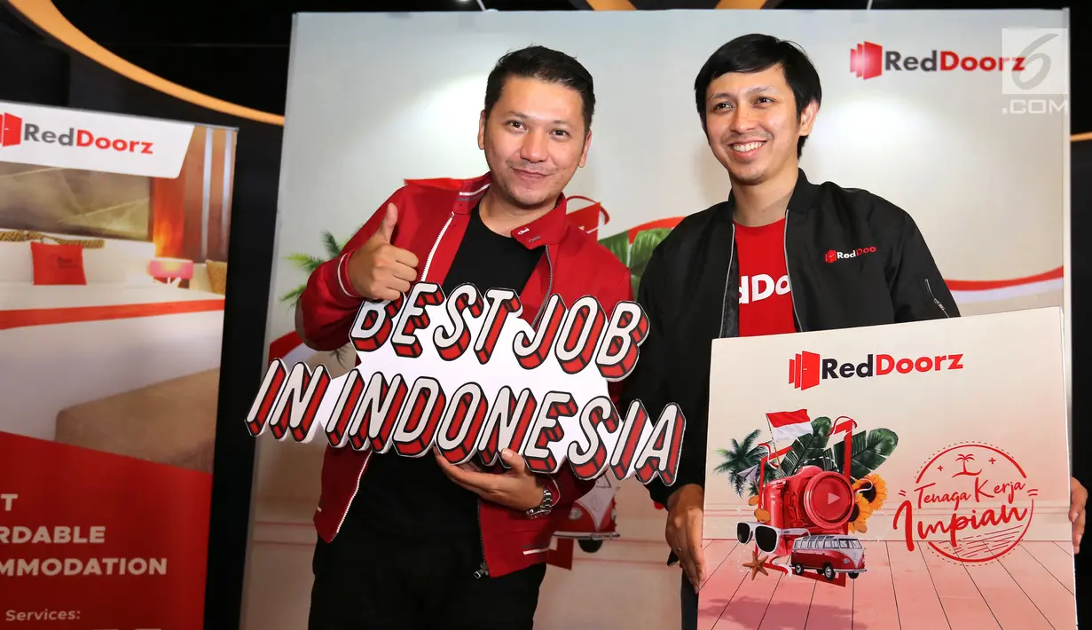Selebriti dan Travel Content Creator Indonesia Gading Marten dan Marketing Director RedDoorz Indonesia Sandy Maulana saat peluncuran Program Tenaga Kerja Impian di Jakarta, Kamis (22/8/2019). Program tersebut mengajak milenial mempromosikan destinasi wisata Indonesia. (Liputan6.com/Fery Pradolo)