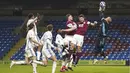 Kiper Leicester City, Kasper Schmeichel, menangkap bola saat melawan Burnley pada laga Liga Inggris di Stadion Turf Moor, Rabu (3/3/2021). Kedua tim bermain imbang 1-1. (Jon Super/Pool via AP)