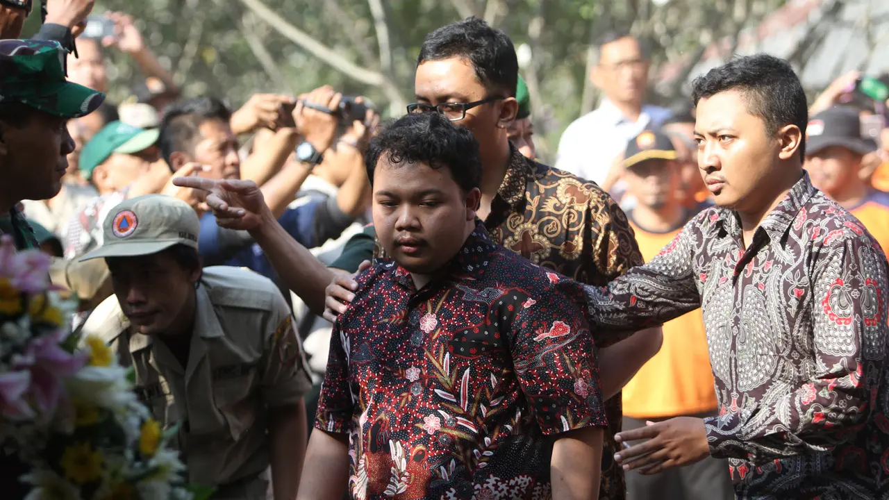Putra sulung Sutopo Purwo Nugroho, Muhammad Ivanka Rizaldy Nugroho saat acara pemakaman ayahnya.