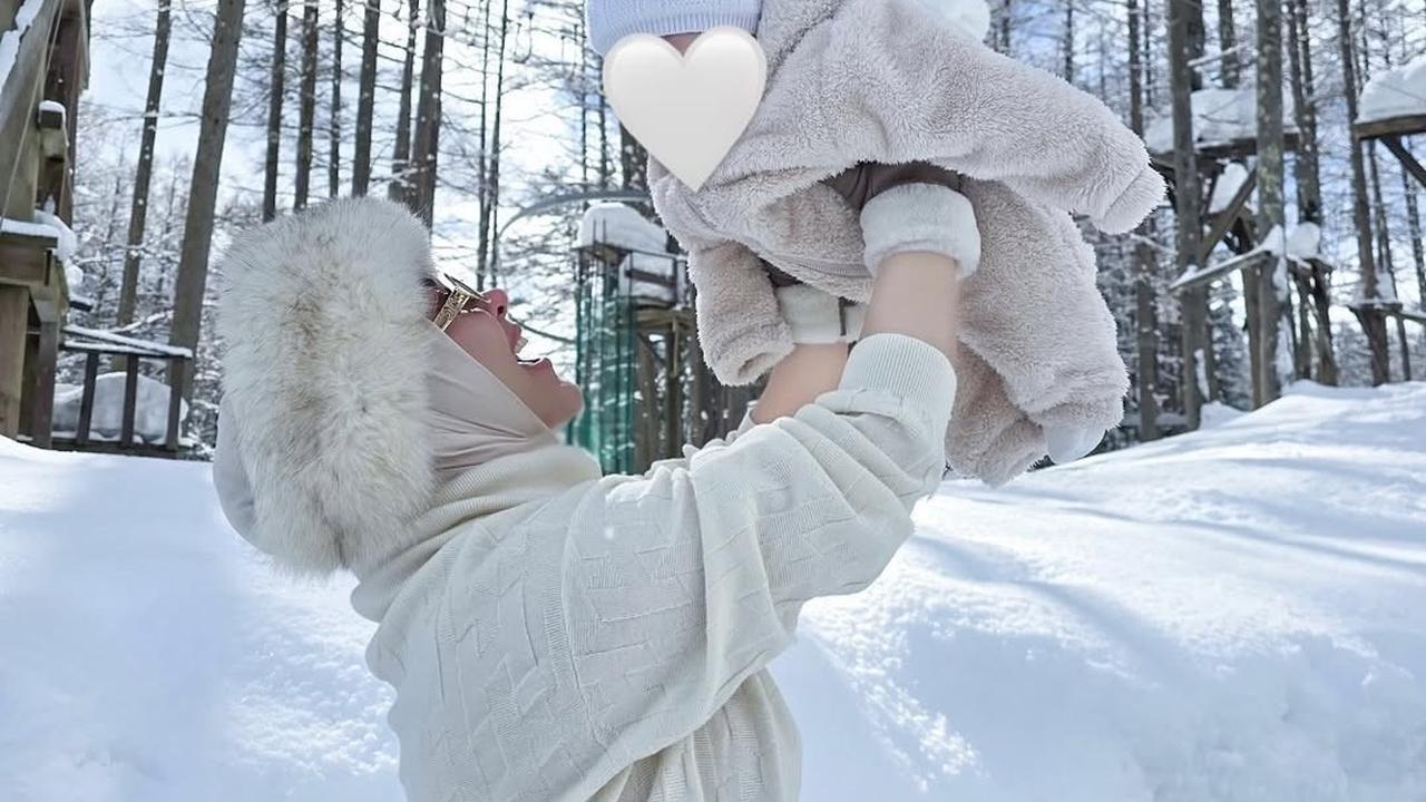 Potret Seru Syahrini Ajak Princess R Pertama Kali Main Salju di Jepang, Wajahnya Masih Dirahasiakan