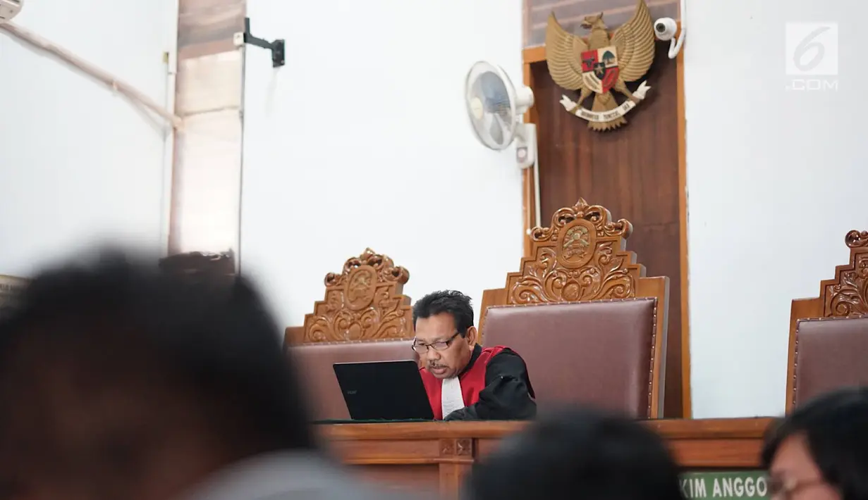 Hakim tunggal Sudjarwanto memimpin sidang gugatan praperadilan yang dilayangkan Denny Andrian di PN Jakarta Selatan, Selasa (20/8/2019). Majelis hakim menolak gugatan yang diajukan Denny Andrian kepada Polda Metro Jaya terkait tilang elektronik ganjil genap. (Liputan6.com/Immanuel Antonius)
