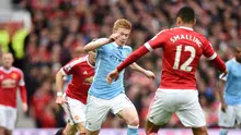 Gelandang Manchester City, Kevin de Bruyne, saat mencoba melewati hadangan para pemain Manchester United pada laga lanjutan Premier League, di Stadion Old Trafford, Minggu (25/10/2015). 