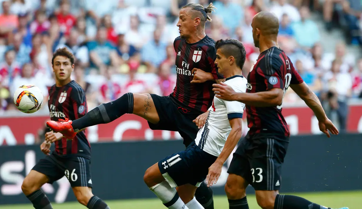 Philippe Mexes (kedua kiri) berusaha membuang bola dari kejaran Eric Lamela pada Audi Cup 2015 di Allianz Arena, Munich, Jerman (6/8/2015). Tottenham sukses merebut juara tiga usai mengalahkan AC Milan dengan skor 2-0. (Reuters/Michaela Rehle)