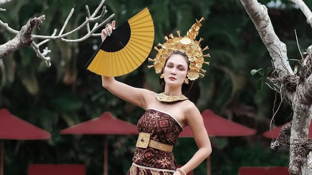 7 Potret Luna Maya Pakai Baju Adat Bali, Menawan