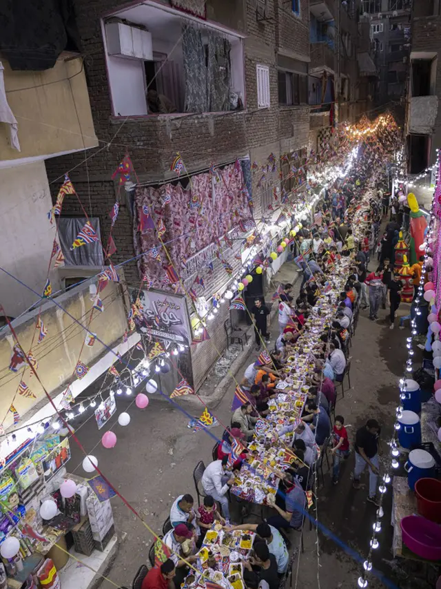 FOTO: Jamuan Buka Puasa Ramadhan Massal di Mesir