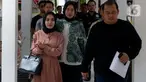 Tersangka kasus penyalahgunaan narkoba Medina Zein (kiri) saat rilis di Polda Metro Jaya, Jakarta, Jumat (3/1/2020). Polda Metro Jaya akan melakukan rehabilitasi terhadap artis sekaligus pengusaha yang terbukti positif mengonsumsi narkoba tersebut. (merdeka.com/Imam Buhori)