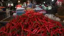 Pedagang tengah menata bawang di pasar di Jakarta, Jumat (20/4). Harga cabai dan bawang memasuki akhir pekan ini terpantau belum banyak berubah, cenderung mengalami penurunan. Pasokan yang cukup mendorong harga masih stabil. (Liputan6.com/Angga Yuniar)