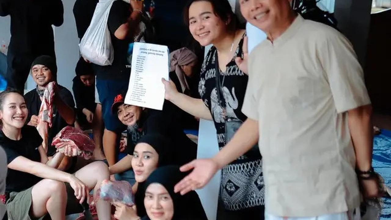 Potret Ayu Ting Ting Ikut Potong Daging Kurban, Tampil Santai Pakai Kaus dan Celana Pendek