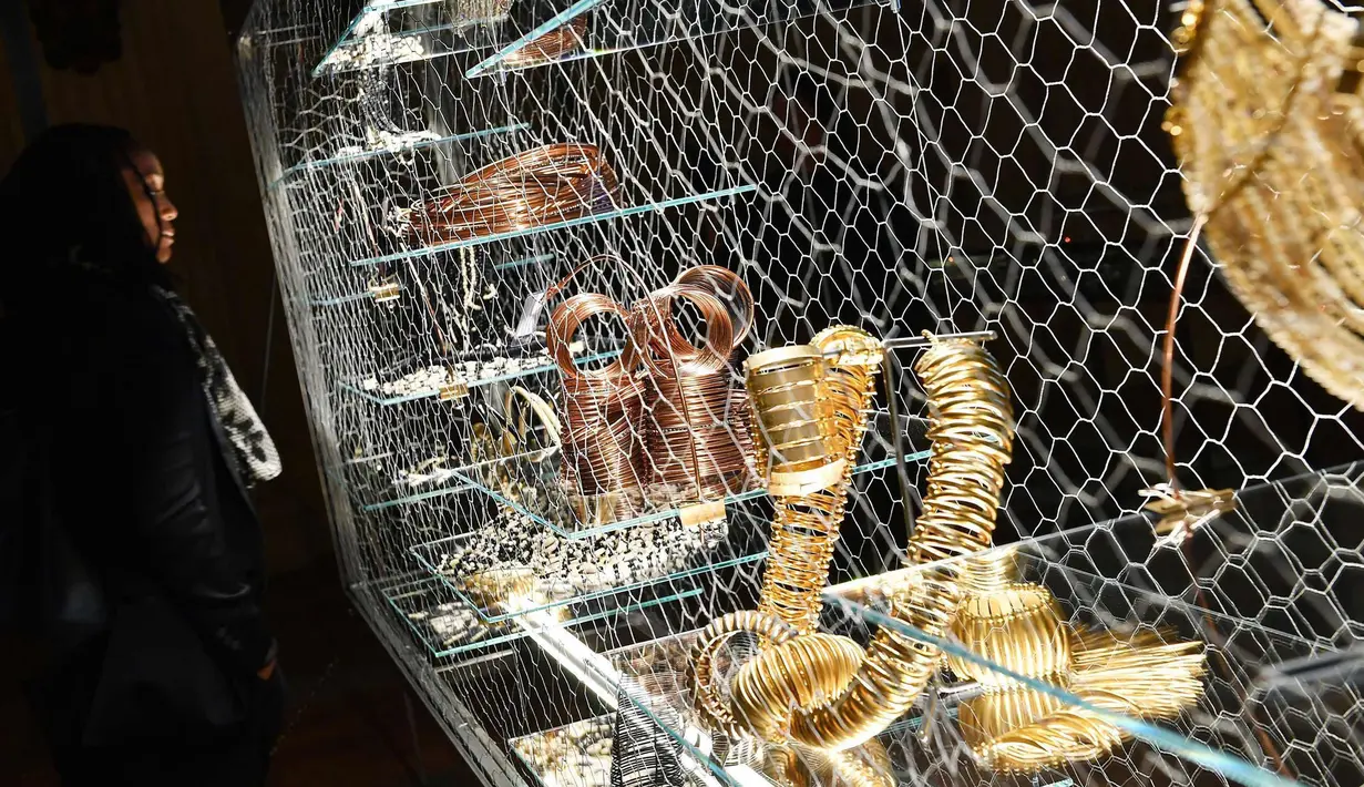 Pengunjung melihat perhiasan dan ornamen di pameran 'Gianfranco Ferre' sotto un'altra luce. Gioielli e Ornamenti ' di Turin, Italia, (11/10). Pameran ini berlangsung dari 12 Oktober 2017 sampai 19 Februari 2018. (Alessandro Di Marco/ANSA via AP)