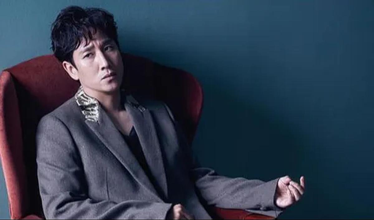 Lee Sun Kyun tidak hanya jago di dunia drama, tetapi juga sukses di film. Ia membintangi film thriller misteri "Helpless" pada 2011 dan meraih Penghargaan Sutradara Terbaik di Festival Film Internasional Locarno pada 2013.