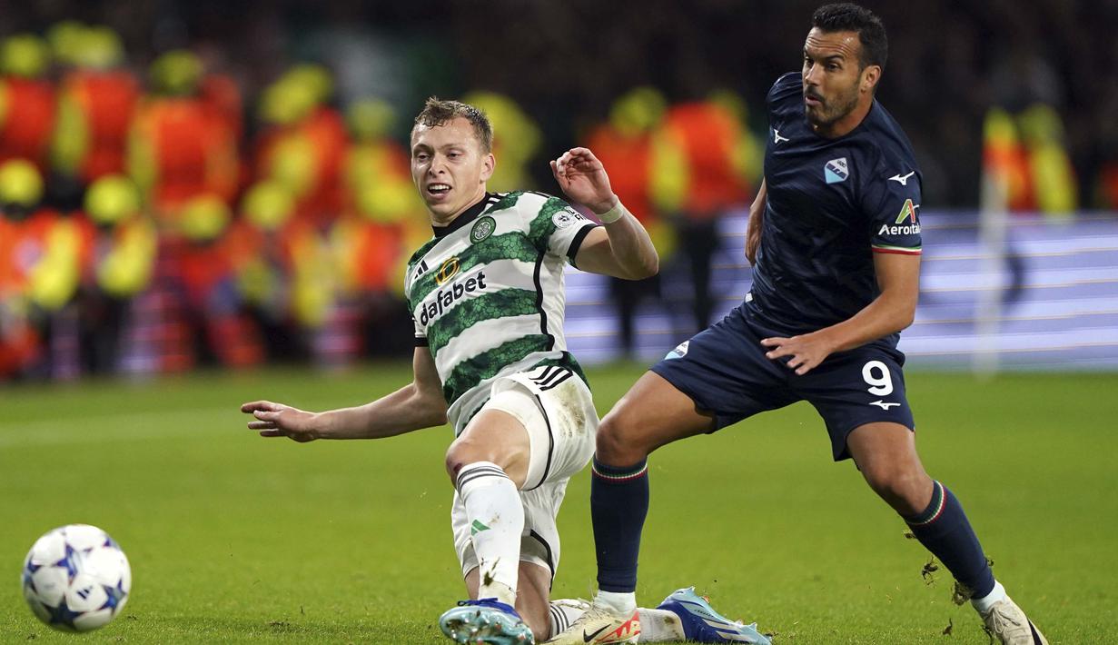 Pemain Lazio, Pedro, berebut bola dengan pemain Celtic, Alistair Johnston, pada laga Liga Champions di Stadion Celtic Park, Kamis (5/10/2023). (Andrew Milligan/PA via AP)