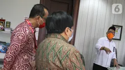 Direktur KSKK Madrasah Ditjen Pendis Kemenag Dr. A. Umar, M.A (kanan) saat berbincang dengan Presdir Smartfren Merza Fachys usai menandatangani nota kerjasama di Jakarta, Senin (21/9/2020). Smartfren memberikan kartu perdana gratis untuk Madrasah se-Indonesia di masa Pandemi. (Liputan6.com/HO/Agus)