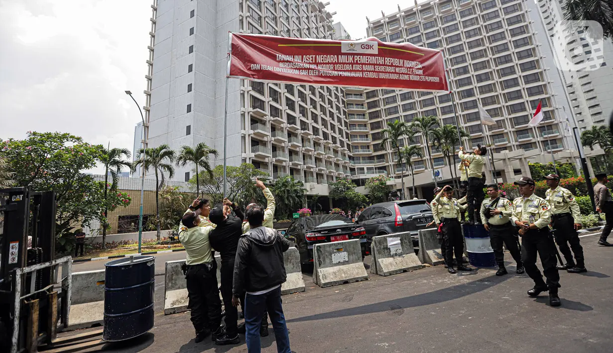Sementara itu, Chandra Hamzah yang juga selaku kuasa hukum PPKGBK menyampaikan sudah enam kali mengirimkan surat kepada PT Indobuildco untuk segera mengosongkan lahan. Sebab, hak guna bangunan (HGB) yang mereka miliki sudah habis. (Liputan6.com/Faizal Fanani)