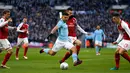 Pemain Manchester City, Sergio Aguero melakukan tendangan ke gawang Arsenal dalam laga final Piala Liga Inggris di Stadion Wembley, Minggu (25/2). Manchester City menghancurkan Arsenal dengan skor telak 3-0. (AP/Frank Augstein)