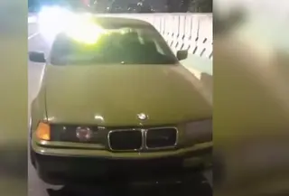 Sebuah mobil BMW hijau tanpa dilengkapi pelat nomor diderek dari Jalan Layang Non-Tol (JLNT) Pangeran Antasari arah Cipete, Jakarta Selatan, Minggu, 12 Juli 2026 malam. (Foto: Tangkapan Layar Sosmed)