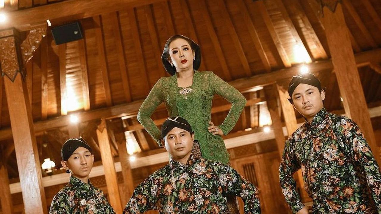 8 Foto Keluarga Soimah di Pendopo Sendiri yang Kental dengan Adat Jawa, Kocak Abis dengan Gaya Tak Biasa