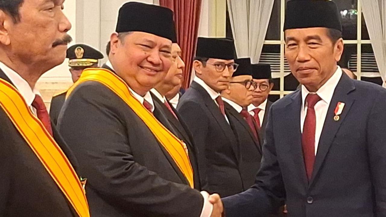 Menko Bidang Perekonomian Airlangga Hartarto tersenyum semringah ketika menerima tanda kehormatan dari Presiden Joko Widodo atau Jokowi di Istana Negara, Jakarta, Rabu (14/8/2024). Presiden Jokowi menganugerahkan&nbsp;tanda kehormatan kepada tokoh yang di
