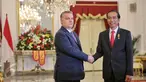 Presiden Joko Widodo bersalaman dengan PM Hongaria, Y.M. Tuan Viktor Orban di Istana Merdeka, Jakarta,  (1/2). Kunjungan tersebut menyepakati sejumlah perjanjian kerjasama kedua negara. (Liputan6.com/Faizal Fanani)