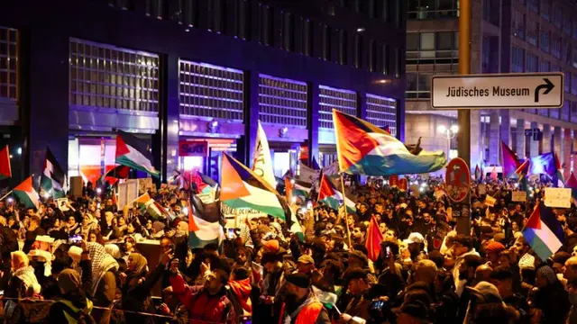 Deretan Potret Massa Lakukan Aksi Demo Dukung Palestina di Berbagai Negara