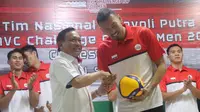 Ketua Umum PBVSI Imam Sudjarwo melepas 14 atlet tim voli putra ke ajang AVC Challenge Cup 2023 (Achmad Sudarno/Liputan6.com)