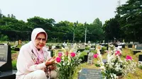 Aktris kawakan Mieke Wijaya di makam suaminya, Dicky Zulkarnaen. (Instagram @miekewijaya.z)