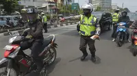 Polisi berusaha menghentikan pengendara motor ketika digelar Operasi Zebra 2014 di sekitar Pasar Senen, Jakarta, Rabu (26/11). (ANTARA FOTO/Saptono)