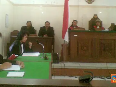 Citizen6, Bali: Jaksa Penuntut Umum (JPU) mengajukan tuntutan enam tahun penjara bagi terdakwa Prof I Gede Winasa, mantan Bupati Jembrana, atas keterlibatannya dalam kasus korupsi Pabrik Kompos.(Pengirim: Dewa Putu Darmada)