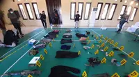 Puluhan barang milik Ali Kalora dan Jaka yang tewas dalam baku tembak dengan Satgas Madago Raya ditunjukkan aparat di Mapolres Parigi Moutong, Minggu (19/9/2021). (Foto: Rahman Odi).