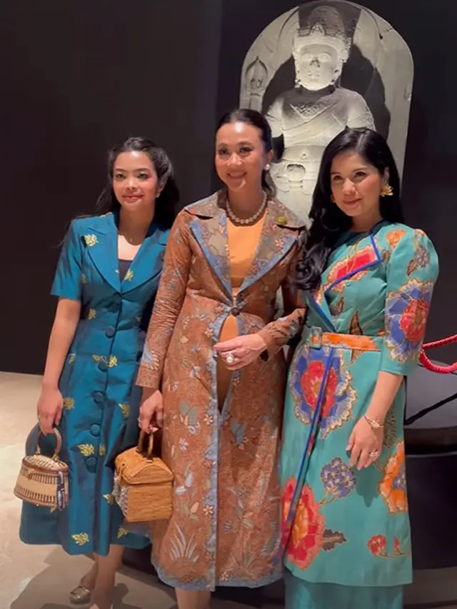 Potret Akrab Dua Istri Menteri Annisa Pohan dan Ayu Heni Rosan di Reopening Museum Nasional Indonesia, Tampil Feminin Kasual Kenakan Batik