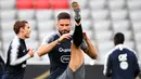 Striker Prancis, Olivier Giroud, saat melakukan sesi latihan jelang laga UEFA Nations League di Munich, Jerman, Rabu (5/9/2018). Prancis akan berhadapan dengan Jerman. (AFP/Franck Fife)