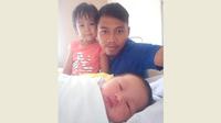 Bek Persib Bandung, Tony Sucipto tengah berbahagia. Ia mendapat anugerah anak kedua yang lahir pada Senin (21/3/2016).