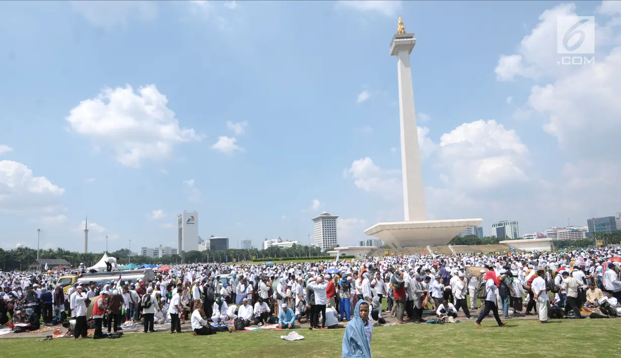 Umat muslim bersiap melaksanakan salat Jumat saat aksi di Lapangan Monumen Nasional, Jakarta, Jumat (11/5). Aksi ini untuk menyoroti konflik Palestina dan Israel pada perebutan bangunan suci atau Baitul Maqdis. (Liputan6.com/Helmi Fithriansyah)