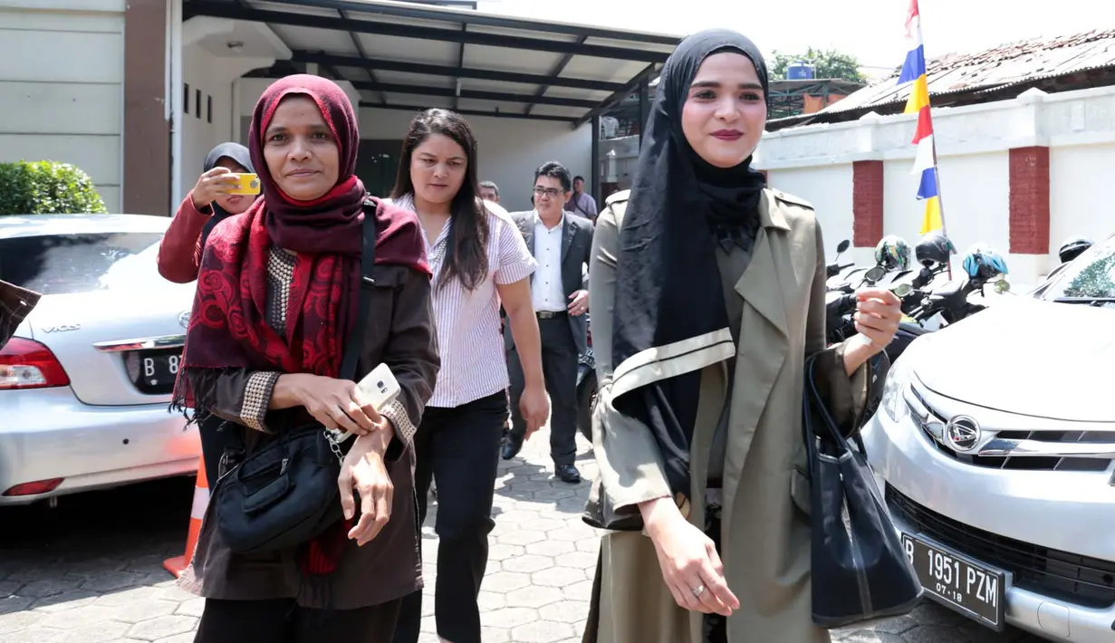 Dalam sidang perdana kali ini, pihak pemohon, Enji tidak hadir dan hanya diwakili kuasa hukumnya, Denny Karel. Sidang yang akan datang berusaha hadir. Sedangkan sang istri, hadir tanpa didampingi oleh pengacaranya. (Deki Prayoga/Bintang.com)