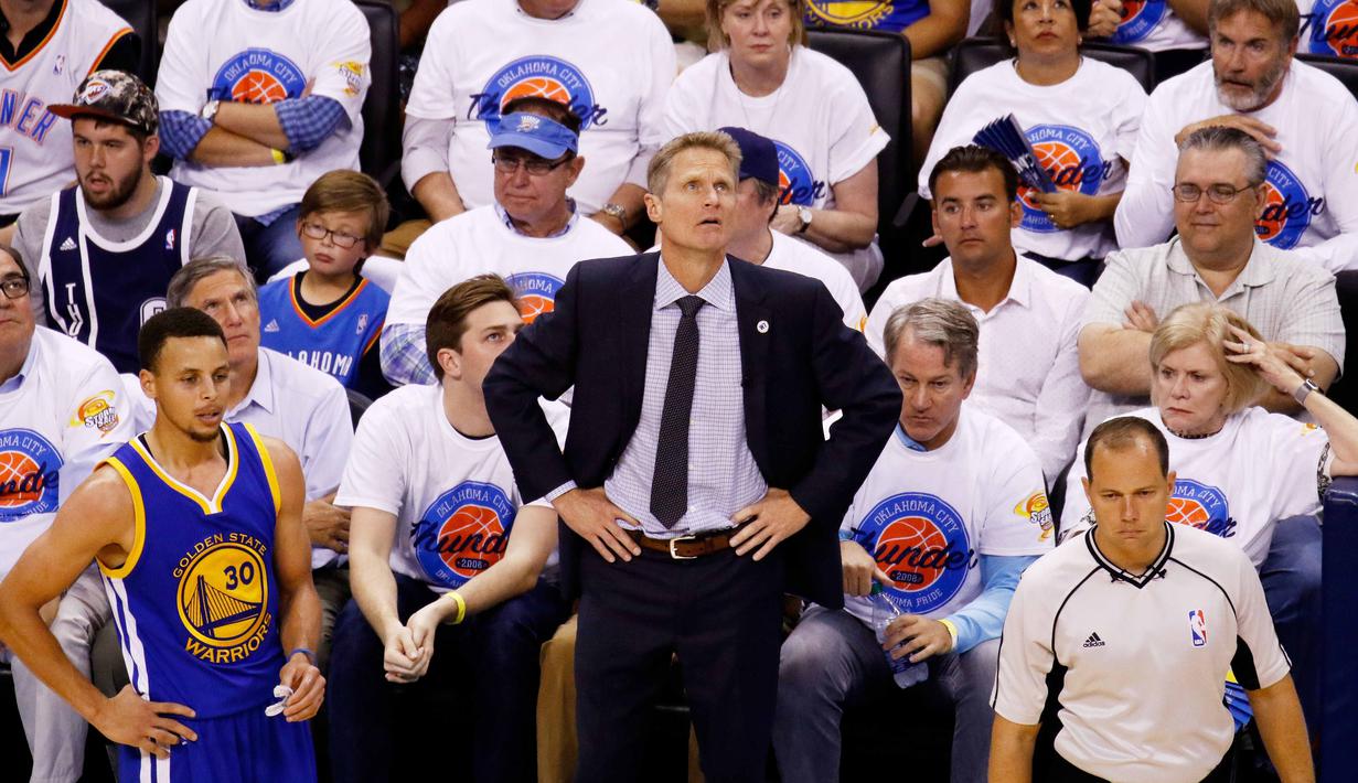 Pelatih  Warriors, Steve Kerr hanya menatap papan skor saat laga melawan OKC Thunder pada Final Wilayah Barat NBA Playoffs 2016 di Chesapeake Energy Arena, Oklahoma, (24/5/2016). OKC menang 118-94. (J Pat Carter/Getty Images/AFP)