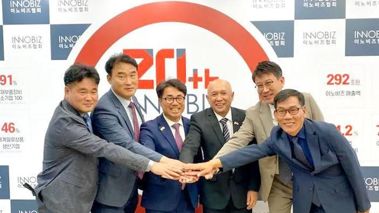 Pertemuan bilateral Menteri Koperasi dan UKM Teten Masduki dan Startups (MSS) Korea Selatan Hong Jong-hak sekaligus hadir dalam acara perayaan 50 tahun hubungan diplomatik antara Korea Selatan dan Indonesia. (Dok KemenkopUKM)