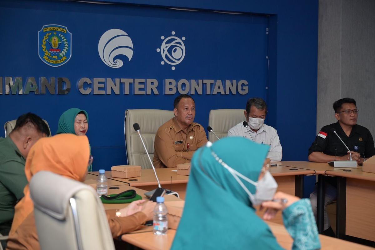 Wali Kota Bontan, Neni Moerniaeni memimpin rapat secara virtual dari Ruang Command Center untuk menekan angka stunting