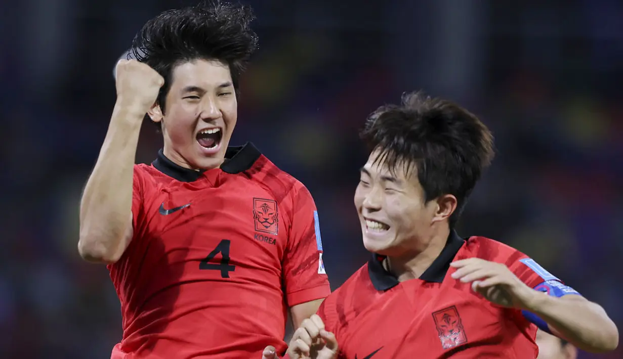 Pemain Korea Selatan U-20, Choi Seok-hyun, melakukan selebrasi setelah mencetak gol ke gawang Ekuador pada laga babak 16 besar Piala Dunia U-20 di Stadion Santiago del Estero, Kamis (1/6/2023). Korea menang dengan skor 3-2. (AP Photo/Nicolas Aguilera)