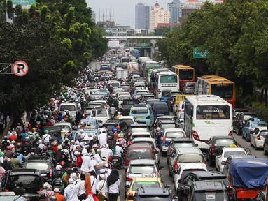 Kendaraan terjebak kemacetan di Jalan Salemba Raya, Jakarta, Jumat (2/12). Tingginya mobilisasi massa yang akan mengikuti Aksi 2 Desember mengakibatkan sejumlah ruas jalan menuju Monas macet total. (Liputan6.com/Immanuel Antonius)