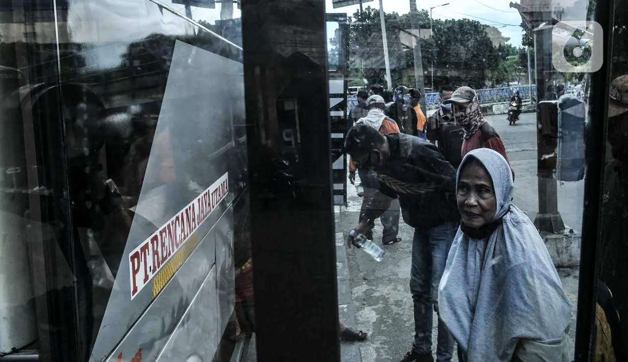 Penumpang bus antarkota antarprovinsi (AKAP) saat tiba di Terminal Kampung Rambutan, Jakarta, Minggu (3/1/2021). Berdasarkan data Dishub Terminal Kampung Rambutan per tanggal 2 Januari 2021 jumlah penumpang bus yang tiba di Jakarta sebanyak 34.220 penumpang. (merdeka.com/Iqbal S. Nugroho)