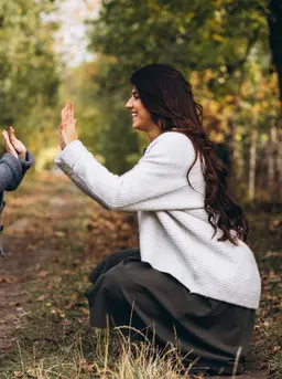 Menjadi orang tua adalah perjalanan panjang yang penuh cinta, niat baik, dan usaha terbaik. Setiap ibu dan ayah tentu ingin memberikan yang terbaik untuk anak, mulai dari perlindungan, pendidikan, hingga dukungan emosional. (foto/dok: freepik/senivpetro)